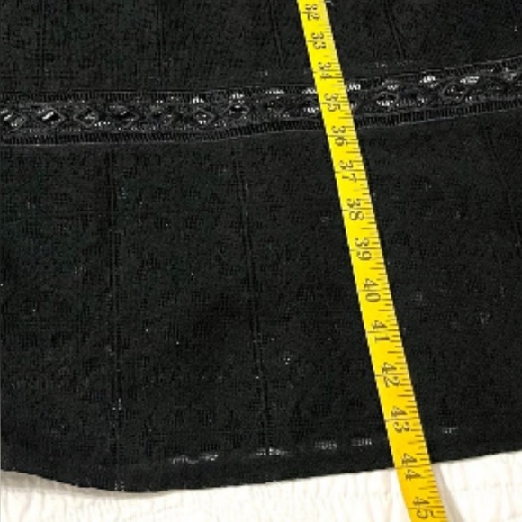 Stylish Black Dress with Lace Detail - Picture 12 of 16